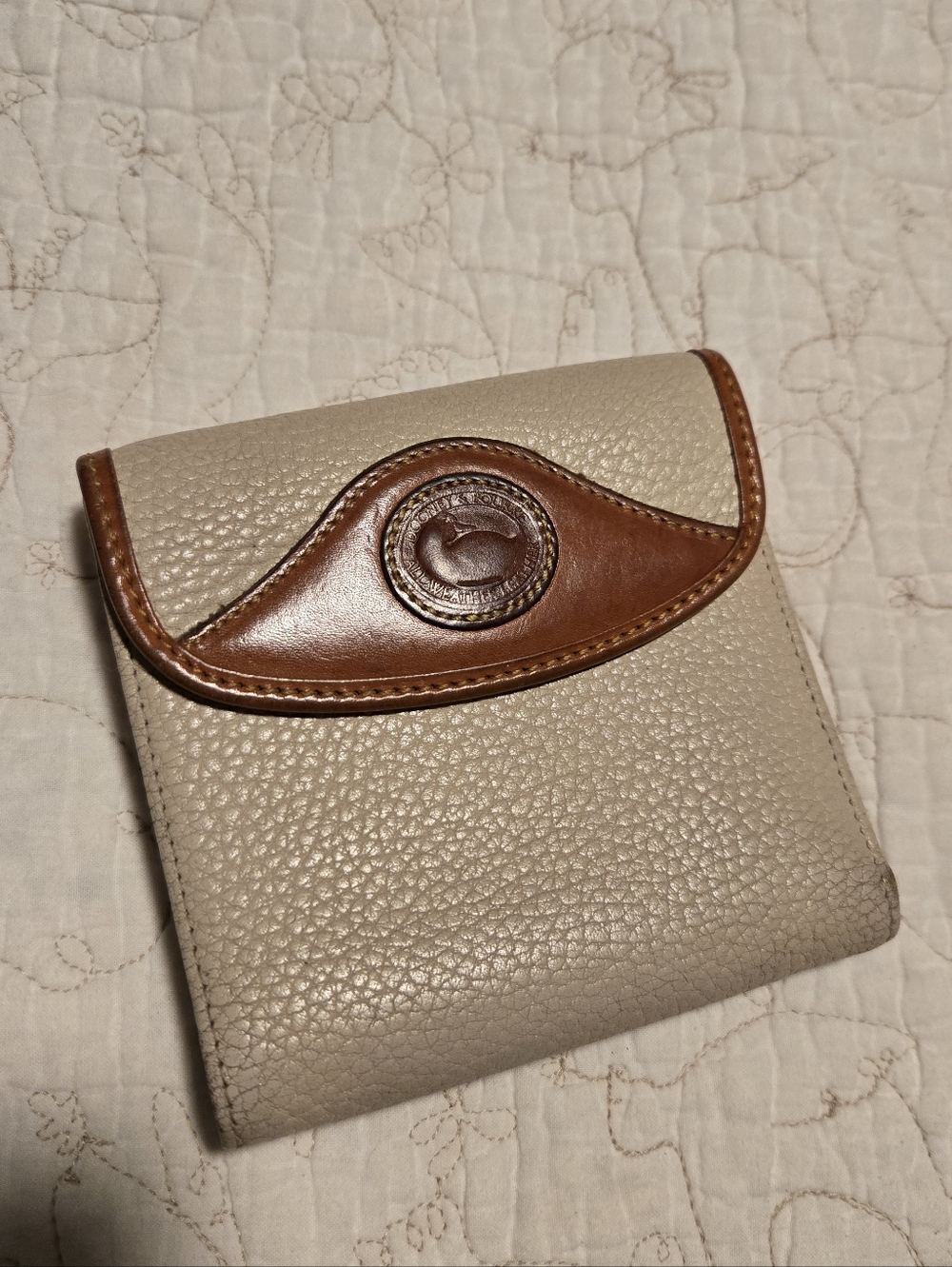 Vintage Dooney & Bourke All Weather Leather Wallet Bi Fold Kisslock Coin.